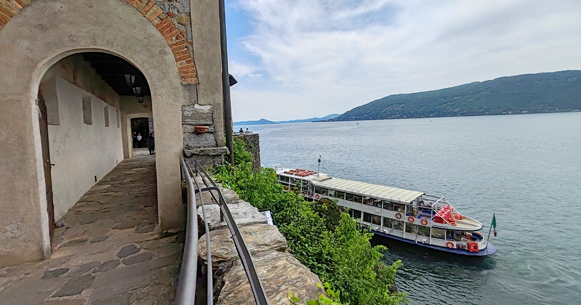 battello per Santa Caterina del Sasso
